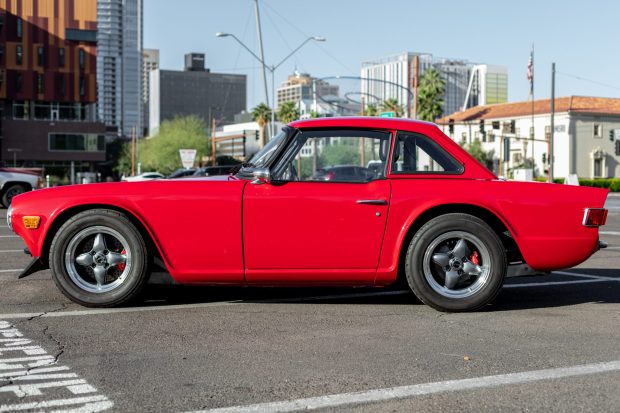 Triumph TR6 with VTO vintage aluminum wheels - Photo 4