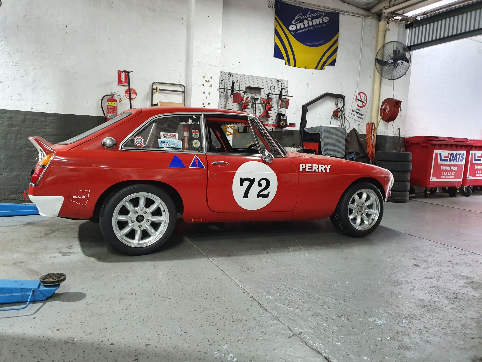 MG MGB/GT with VTO vintage aluminum wheels - Photo 11