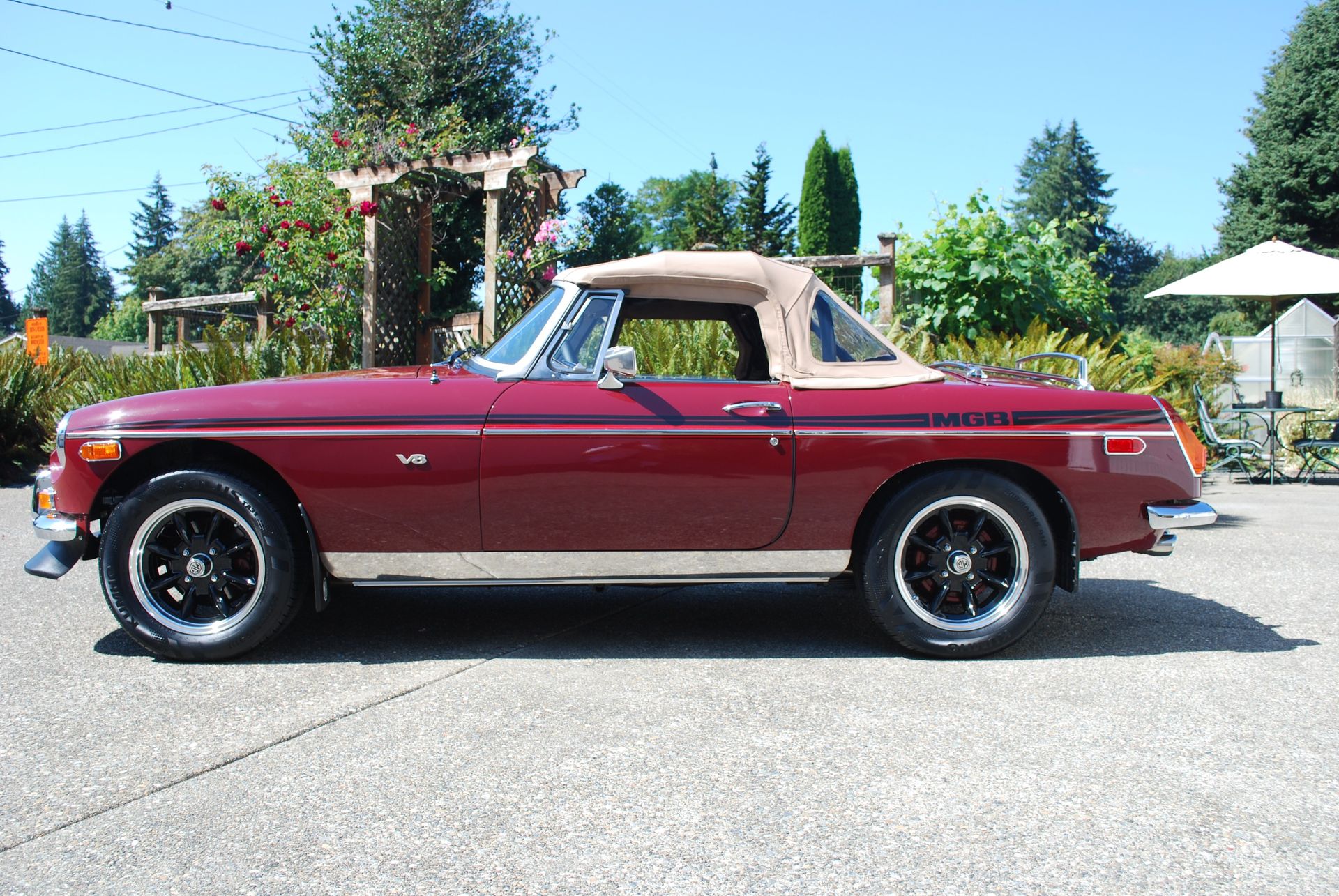 MG MGB/GT with VTO vintage aluminum wheels - Photo 27