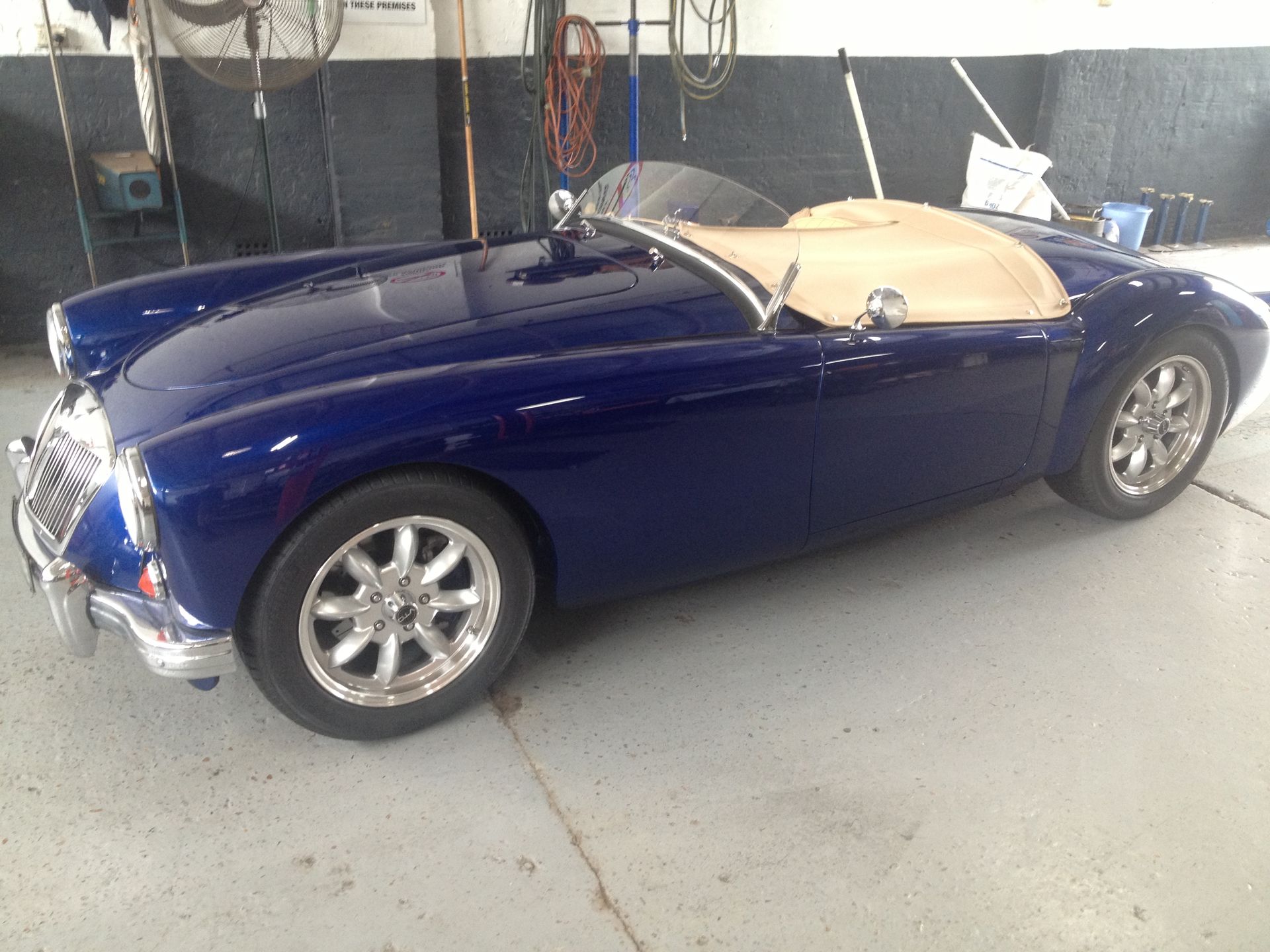 MG MGA with VTO vintage aluminum wheels - Photo 34